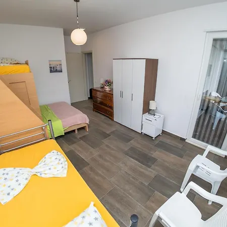 Gjiri I Lalzit - Savita - Kompleksi Turistik Lura 2 *